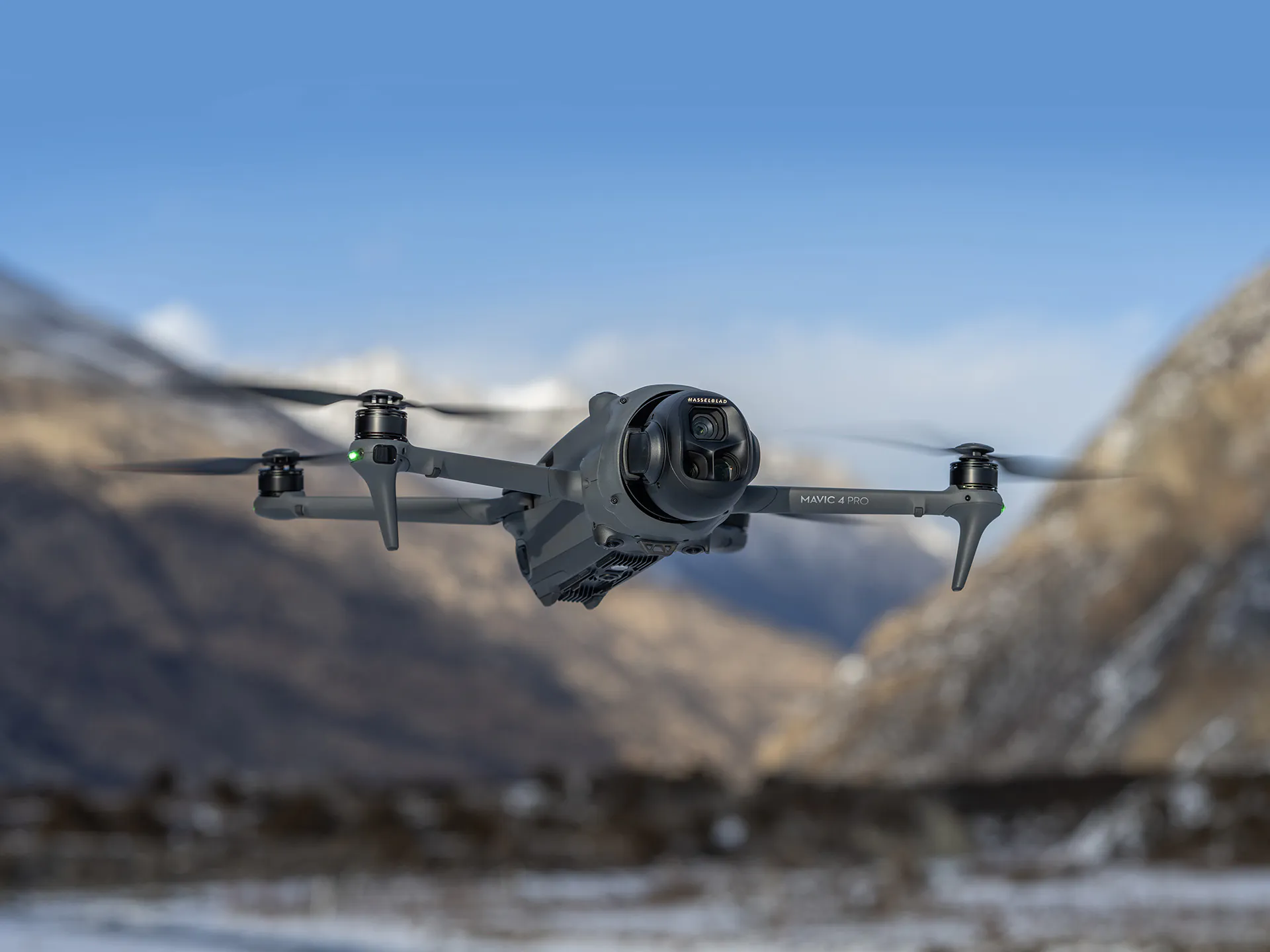 DJI Mavic 4 Pro in volo