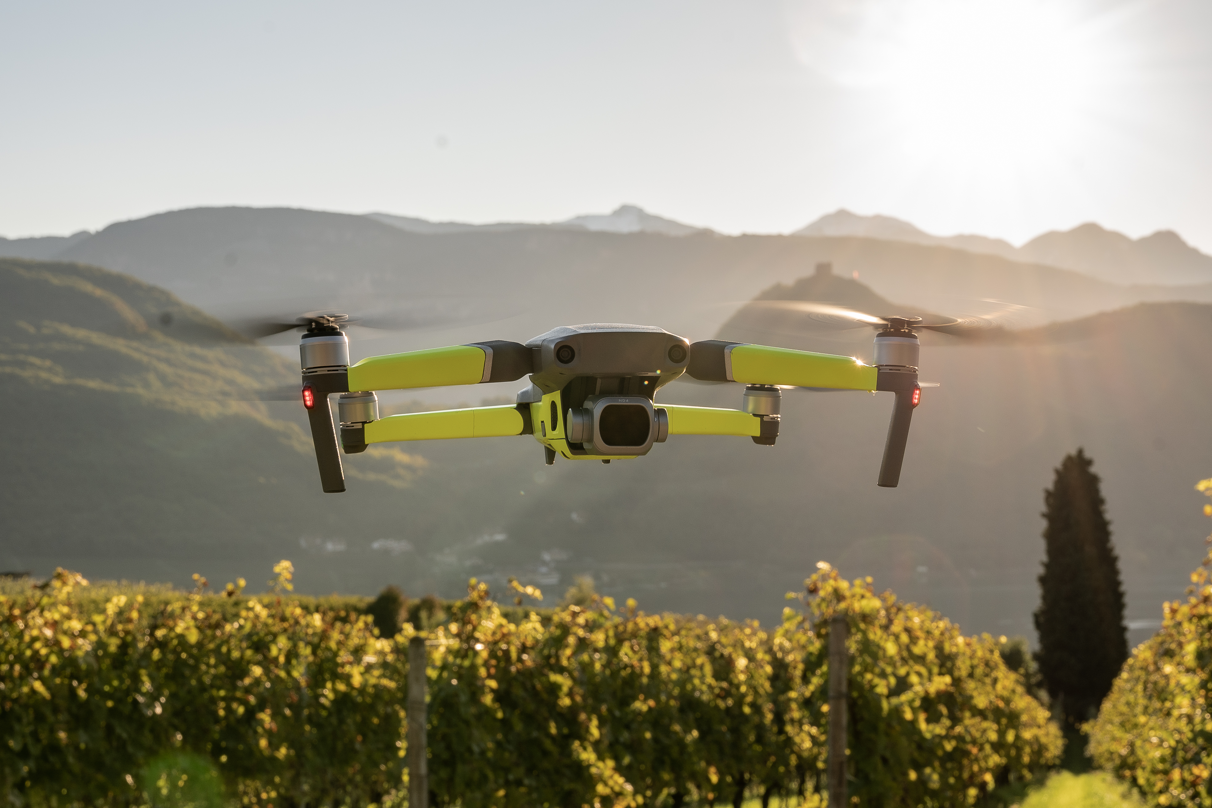 Alles begann für Kurt vor drei Jahren mit einem Hobby, das sich sehr schnell zu einer Leidenschaft entwickelt hat. Heute ist er professioneller Drohnenpilot. Seine Mischung aus Kreativität und Feingefühl lassen zusammen mit seinem Auge fürs Detail jede Aufnahme zum Hingucker werden.
